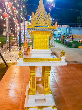 Golden yellow holy shrine at Thai night market in Huai Khwang, Bangkok, Thailand.のeditorial素材