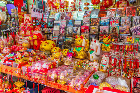 Golden chinese cat souvenirs in souvenir shop store in Bangkok Thailand.のeditorial素材