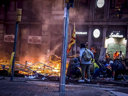 Riots between the Spanish police and the Catalan people in the Urquinaona square of Catalonia, in the context of the first of October.のeditorial素材