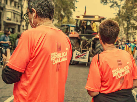 2 organizers of the demonstration giving way to one of the tractors to join the head of the demonstration in Catalonia.のeditorial素材