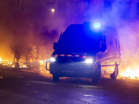 Riots between the Spanish police and the Catalan people in the Urquinaona square of Catalonia, in the context of the first of October.のeditorial素材