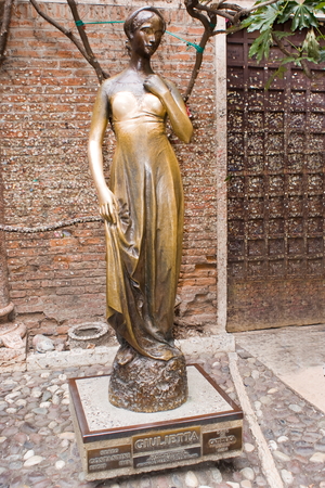 View of the Juliet? ? s statue in her hoise in Verona, Italyのeditorial素材
