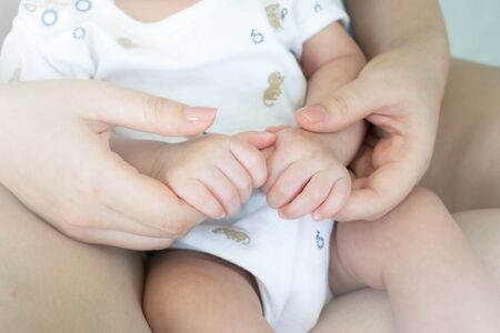Mother holding her child's handの写真素材
