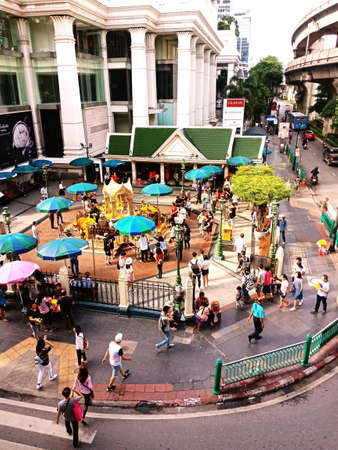 I see many tourists in Bangkok.の素材