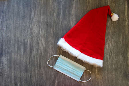 santa claus hat and protection mask clinical use on vintage gray backgroundの写真素材