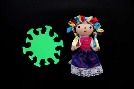 The traffic light of epidemiological risk on the green for the regulation of the use of public space according to the risk of contagion of COVID-19 with face masksの写真素材