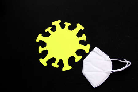 The yellow epidemiological risk traffic light for the regulation of the use of public space according to the risk of contagion of COVID-19 with face masksの写真素材