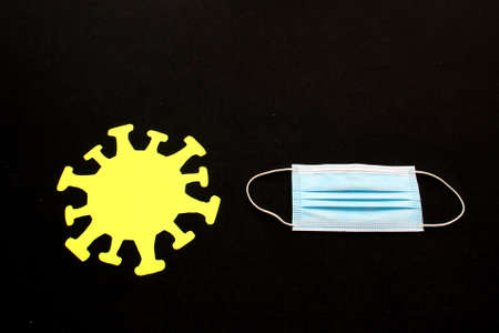 The yellow epidemiological risk traffic light for the regulation of the use of public space according to the risk of contagion of COVID-19 with face masksの写真素材