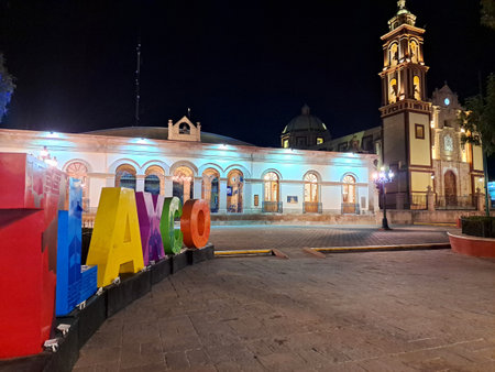 Tlaxco, Tlaxcala, Mexico - Jan 29 2023: Night view of colored letters, the church and government palace in the center of the Mexican city which is a magical townのeditorial素材