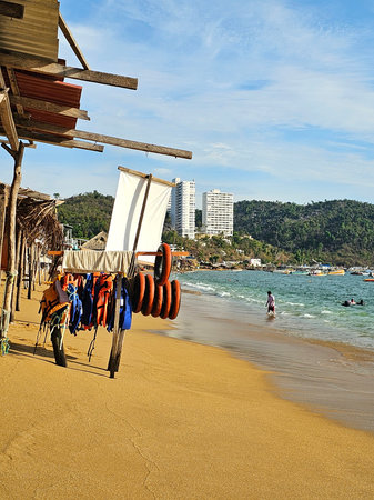 Acapulco, Guerrero, Mexico - May 26, 2025: Puerto Marques Bay, Acapulco, on Guerrero's Pacific coast, offers restaurants and water activities for the whole familyのeditorial素材