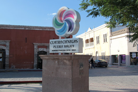 Cuatro Cienegas, Coahuila, Mexico - Jul 28, 2025: Cobblestone streets, park, and church in the center of the magic town of Cuatro Cienegas de Carranza in Coahuila, Mexicoのeditorial素材