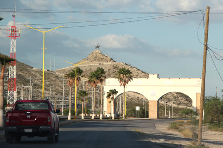 Cuatro Cienegas, Coahuila, Mexico - Jul 28, 2025: Equestrian Monument of Venustiano Carranza at the viewpoint at the entrance to Cuatro Cienegas, Coahuilaのeditorial素材