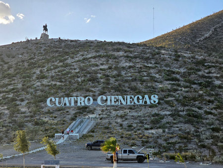 Cuatro Cienegas, Coahuila, Mexico - Jul 28, 2025: Equestrian Monument of Venustiano Carranza at the viewpoint at the entrance to Cuatro Cienegas, Coahuilaのeditorial素材