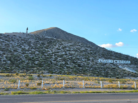 Cuatro Cienegas, Coahuila, Mexico - Jul 28, 2025: Equestrian Monument of Venustiano Carranza at the viewpoint at the entrance to Cuatro Cienegas, Coahuilaのeditorial素材