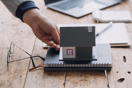 Real estate brokerage agent Deliver a sample of a model house to the customer, mortgage loan...