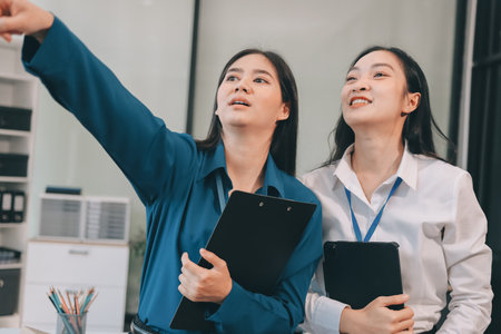 Businesswomen having discussion in officeの写真素材