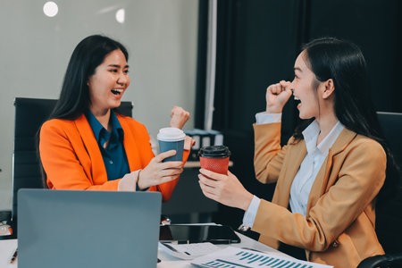 Businesswomen having discussion in officeの写真素材