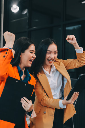 Businesswomen having discussion in officeの写真素材