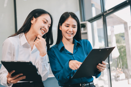 Businesswomen having discussion in officeの写真素材