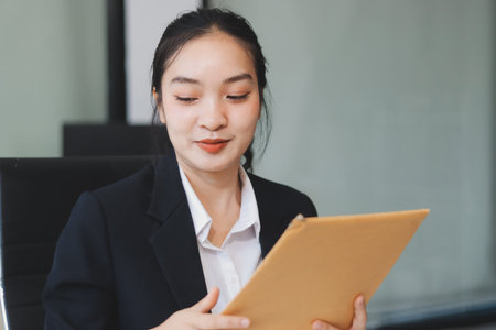 Lawyer explained to the client about the law that must be brought against the court case.の写真素材