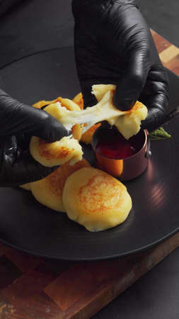 Hands are tearing hash brownsの写真素材