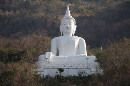 NAKHON RATCHASIMA, THAILAND - FEB 19, 2017: Big white buddha on The mountain of Wat Thep Phithak Punnaram on February 19, 2017 in Pakchong, Nakhon Ratchasima, Thailandの写真素材