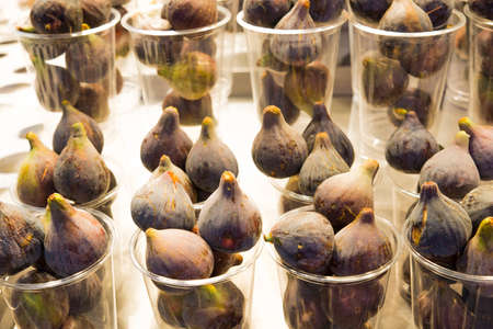 put into vessels figs to eatの写真素材