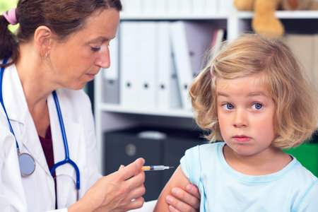 female pediatrician in white lab coat injected a medicamentの写真素材