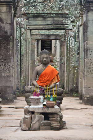 Buddha statue in angkor thomの写真素材