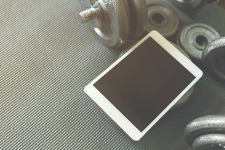 Online weight training coach by tablet, using only dumbbell at home.