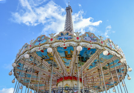 Paris, France's capital, is a major European city and a global center for art, fashion, gastronomy and culture. Its 19th-century cityscape is crisscrossed by wide boulevards and the River Seine. Beyond such landmarks as the Eiffel Tower and the 12th-centuの写真素材