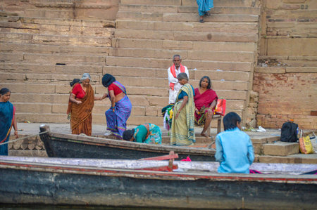 People Leaving Early Morning Boats Ganges River in Varanasi, Indiaのeditorial素材
