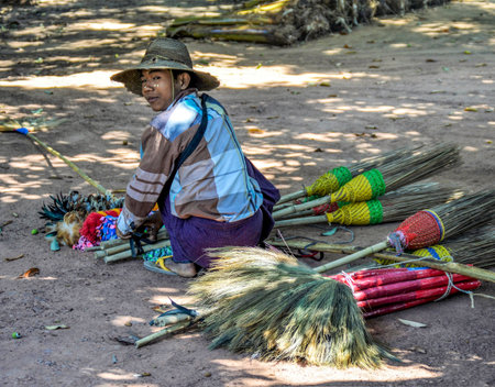 Hsipaw, Myanmar - May 7, 2016 Hsipaw Traveling Homemade Brooms Salesmanのeditorial素材