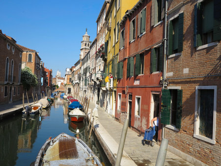 20.06.2017, Venice, Italy: View of historic buildings and canals.のeditorial素材