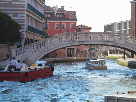 20.06.2017, Venice, Italy: View of historic buildings and canals.のeditorial素材