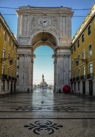Famous Rua Augusta street with Rua Augusta Arch, a historical building in Commerce Square (Praca do Comercio), Lisbon, Portugalの写真素材