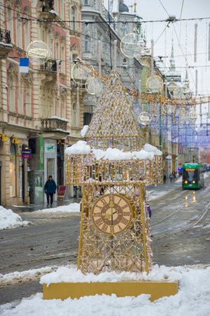 Graz, Austria-December 09, 2021: Herrengasse street after a heavy snow with heavy traffic and beautiful Christmas decorations, in the city center of Graz, Steiermark, Austria.のeditorial素材