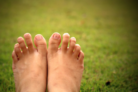 the women feet relex  in the grassの写真素材