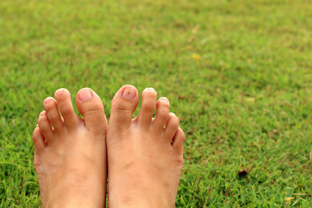 the women feet relex  in the grassの写真素材