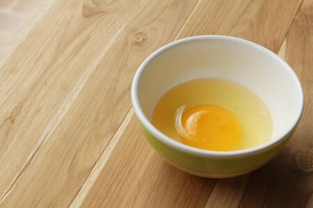 eggs in a bowl on the tableの写真素材