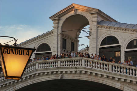 Venice, Italy - September 04, 2018: The Rialto Bridge, an important symbols of city. It connects the San Marco with the commercial zone. it was originally wooden and was build by Antonio Da Ponteのeditorial素材