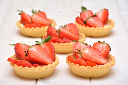 Delicious cakes with fresh strawberries and creamの写真素材