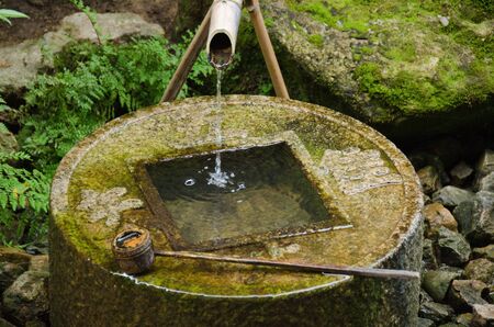 Traditional tsubukai at a temple in Kyoto, Japan. This is used for ritual washing the hands and mouth before entering the temple groundsのeditorial素材