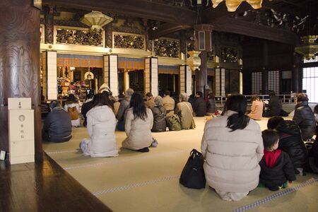 People praying at the Nishi-Honganji Templeのeditorial素材