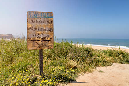 NAZARE, PORTUGAL - MAY 18, 2018.  A handmade sign on the Praia do Norte  in Nazare, Portugal, asking visitors to keep the beach cleanのeditorial素材