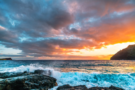 Serene Sunset over Majestic Ocean and Rocky Shoreline. Makapu'u beach of the Island of OÊ»ahu in the Hawaiian Islands, United States.の写真素材