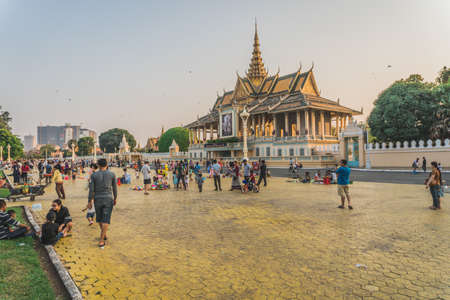The square in the evening in front of the Royal Palace in Phnom Penh. Phnom Penh, Cambodia - FEBRUARY 22, 2020のeditorial素材