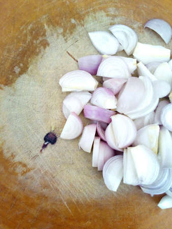 Slice red onions on boardingの素材
