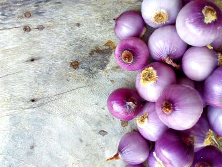 Red onion on old wood boardの素材