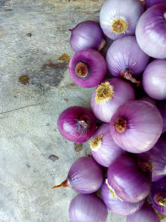 Red onion on old wood boardの素材